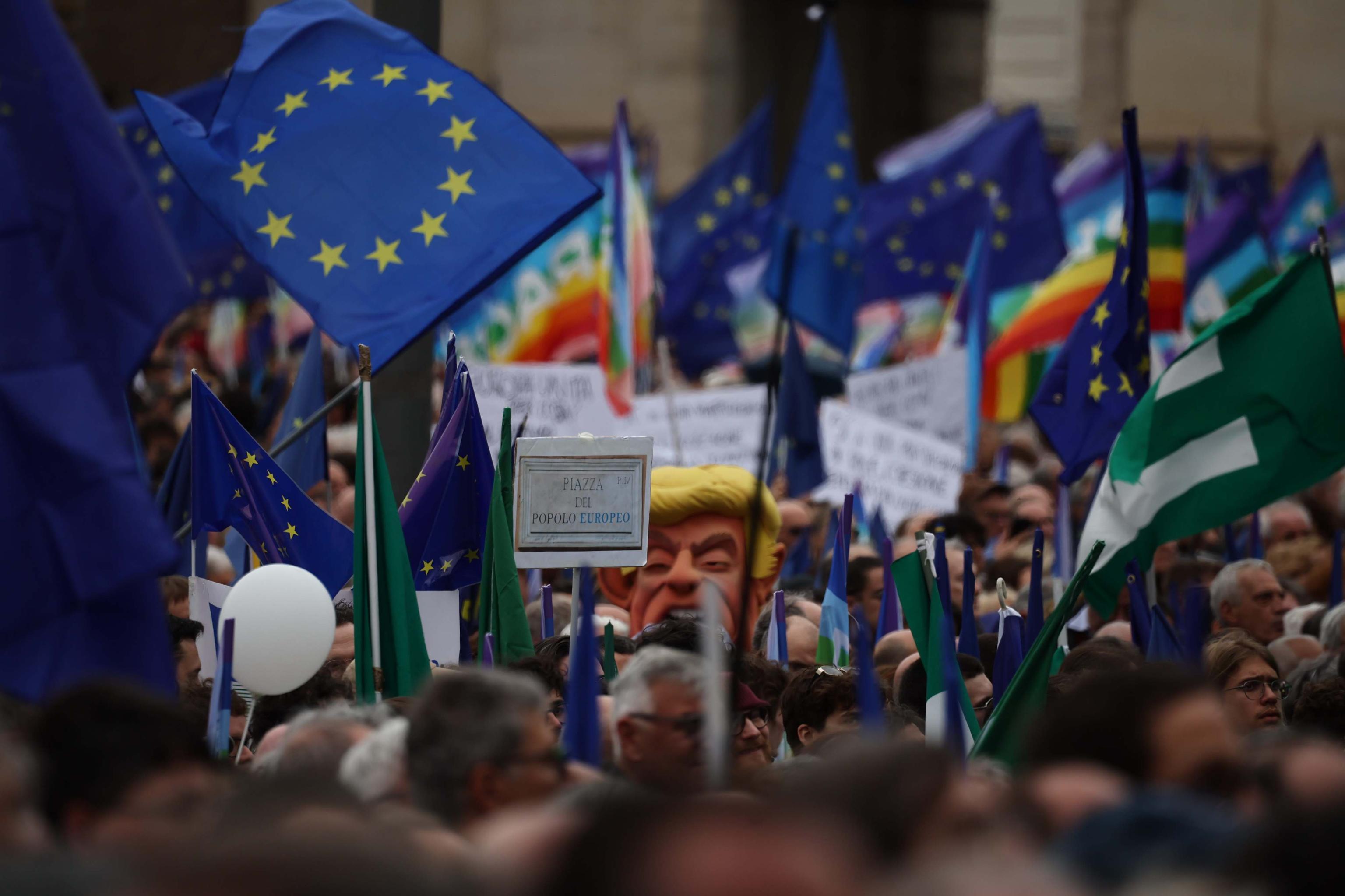 Manifestazione per l’Ue a Roma, bandiere della pace e cartelli DisArm Europe. “Serve una difesa comune”. Calenda: “Ipocrisia, no ai pacifinti”