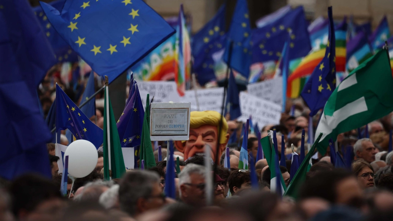 Manifestazione per l’Ue a Roma, piazza del Popolo ‘sold out’. “Siamo 50mila, serve una difesa comune”