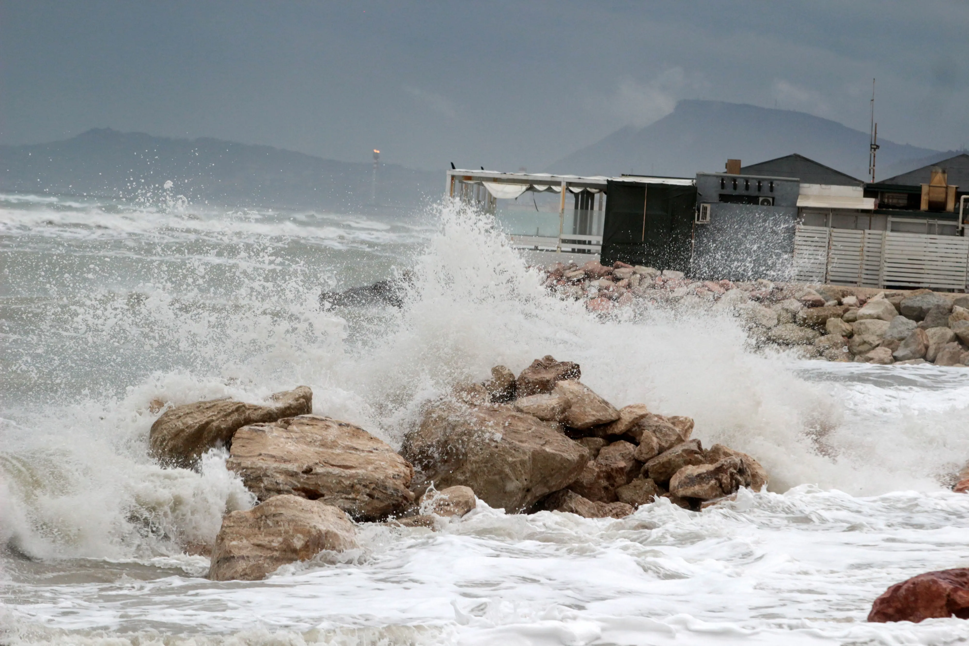 Allerta meteo nel Lazio: temporali e mareggiate. Ecco dove