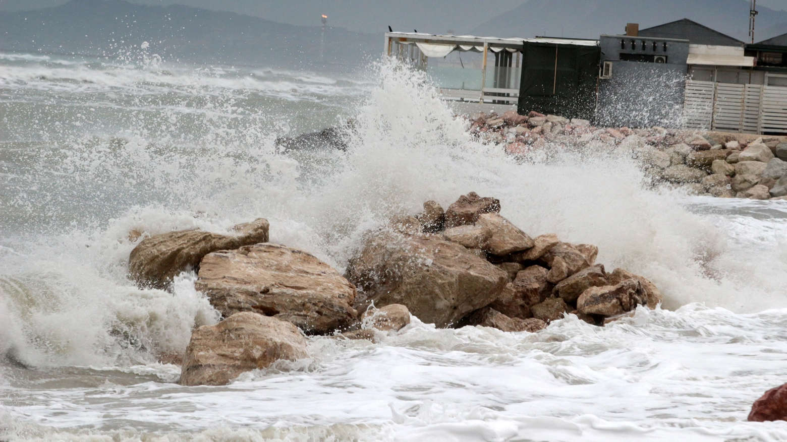 Sulla costa il vento sta soffiando oltre i 40 chilometri orari: tra due giorni è prevista un’altra ondata di condizioni simili. Allarme giallo per criticità idrogeologica in buona parte della Regione