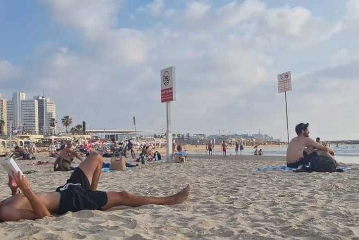 Tel Aviv: nonostante la tensione e le minacce, la gente continua a frequentare la spiaggia della città israeliana