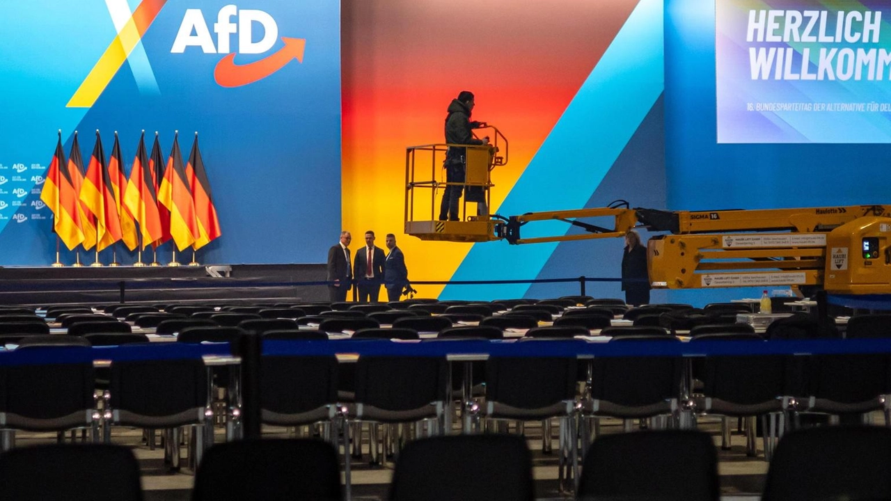 L'AfD invia biglietti di espulsione a 30 mila migranti a Karlsruhe, scatenando polemiche e indagini per incitamento all'odio.