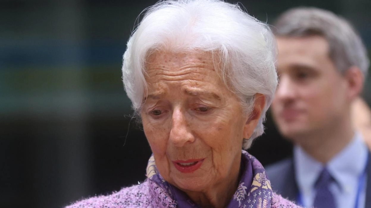 La presidente della BCE, Christine Lagarde, sottolinea l'importanza di adattare la politica economica per garantire la stabilità dei prezzi.