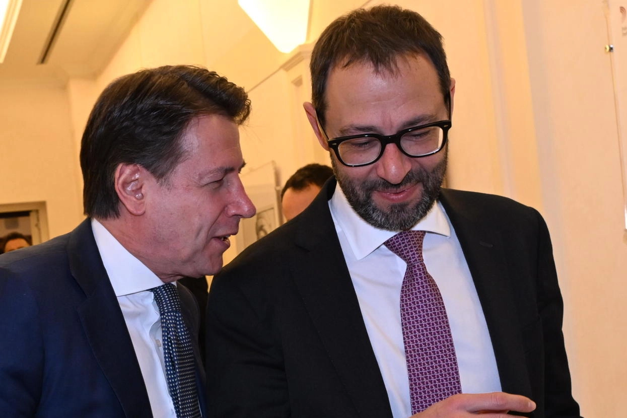 Il leader del Movimento 5 Stelle Giuseppe Conte, 60 anni, con il capogruppo al Senato Stefano Patuanelli (50)