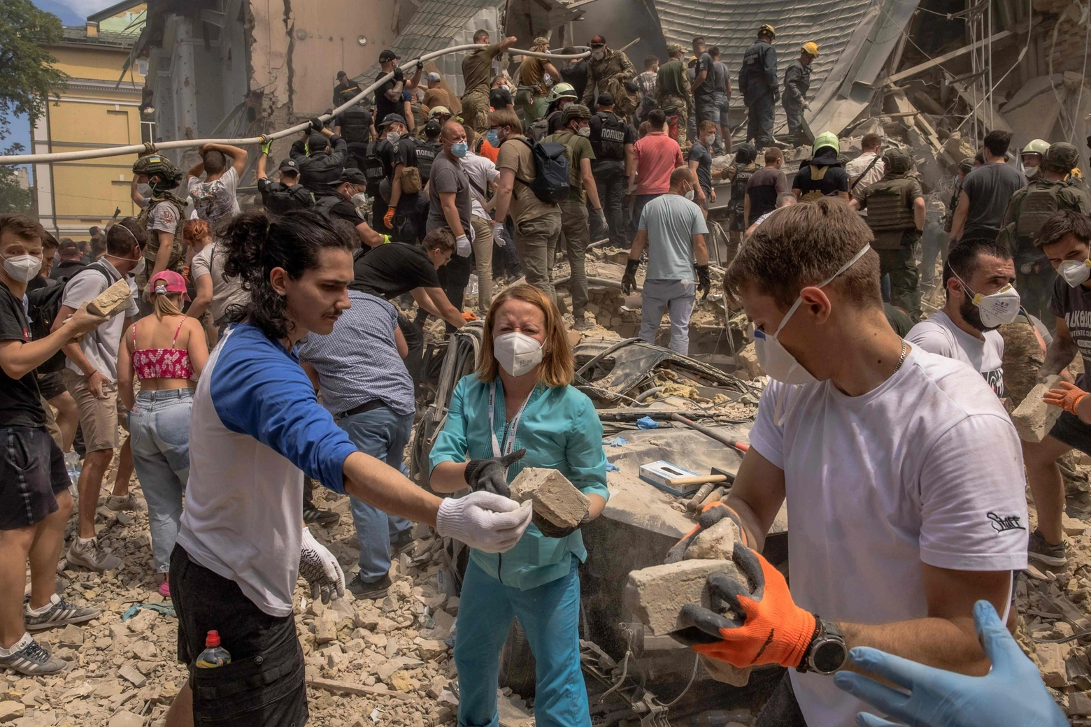 Soccorritori al lavoro dopo il bombardamento contro l'ospedale pediatrico di Kiev