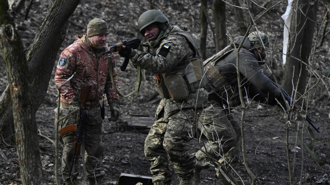 Attacchi russi a Kiev, 121 droni abbattuti da Mosca. Trump: “Sanzioni alla Russia se non finirà la guerra”