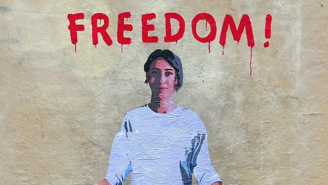 Un murale per Cecilia Sala a Roma: così lo street artist Tvboy celebra la liberazione