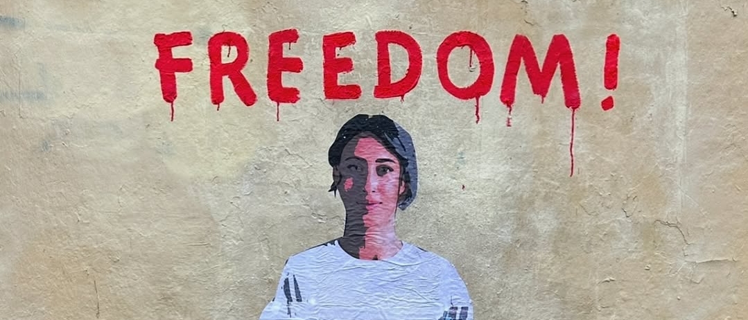 Un murale per Cecilia Sala a Roma: così lo street artist Tvboy celebra la liberazione