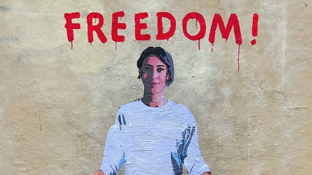 Un murale per Cecilia Sala a Roma: così lo street artist Tvboy celebra la liberazione