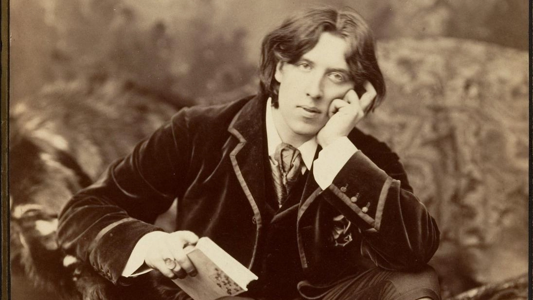 Oscar Wilde (Dublino 1854 - Parigi 1900) in una fotografia del 1882