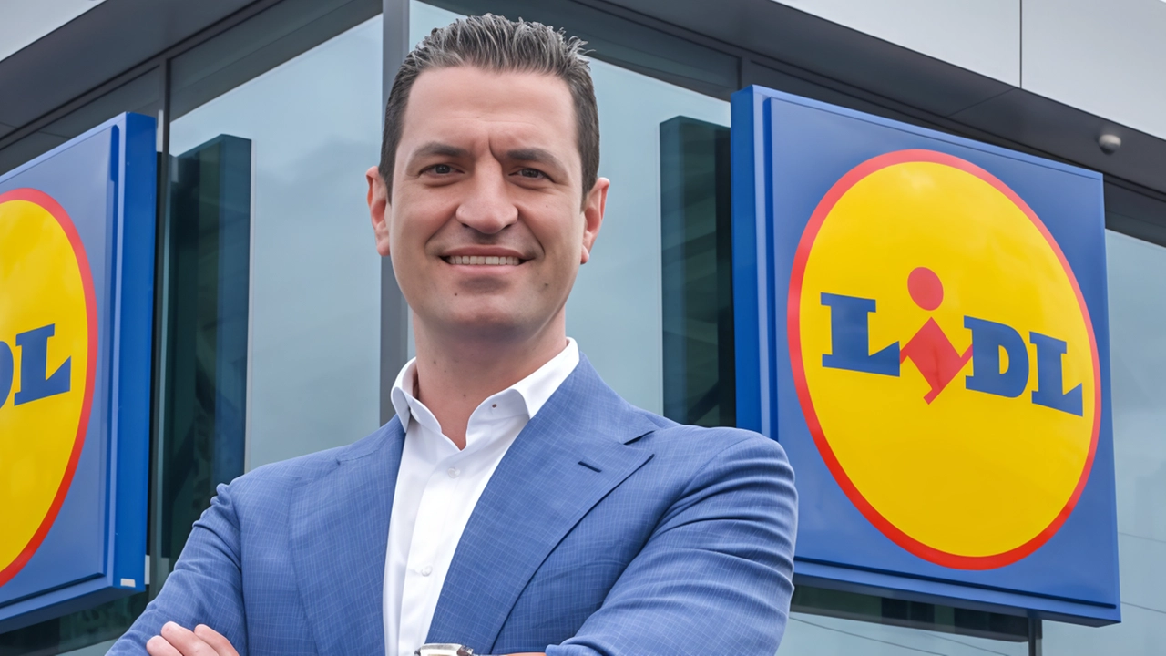 LIDL Italia investe su giovani figli di dipendenti e studenti lavoratori con il programma 'Lidl per il domani', offrendo borse di studio, pc portatili e supporto per l'orientamento scolastico e lavorativo. Iniziativa volta a sostenere la crescita professionale delle nuove generazioni.