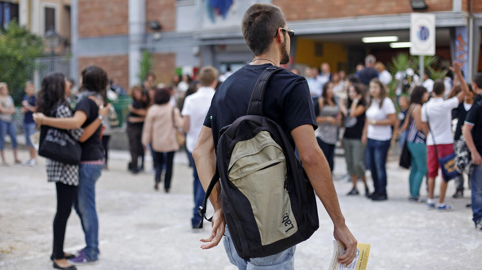 Studenti e studentesse all'ingresso di un liceo in un'immagine d'archivio