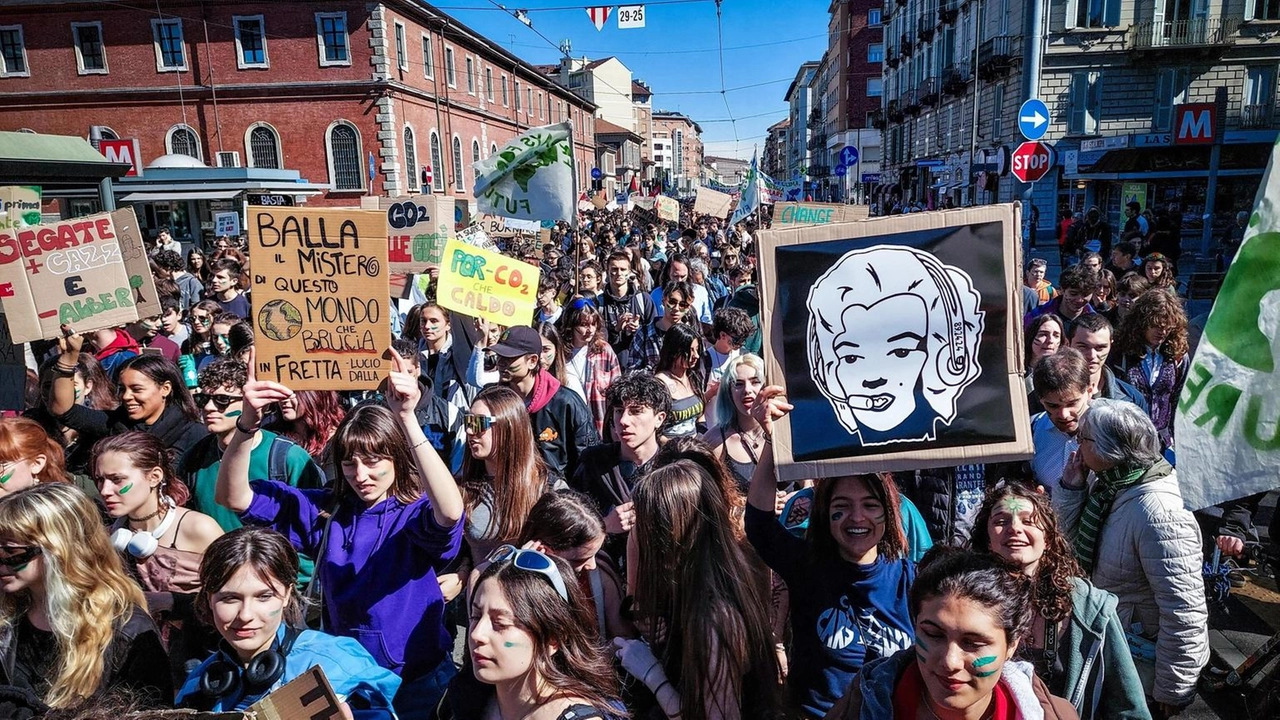 La popolazione giovanile italiana è diminuita del 5,8% in un decennio, con il Mezzogiorno particolarmente colpito.