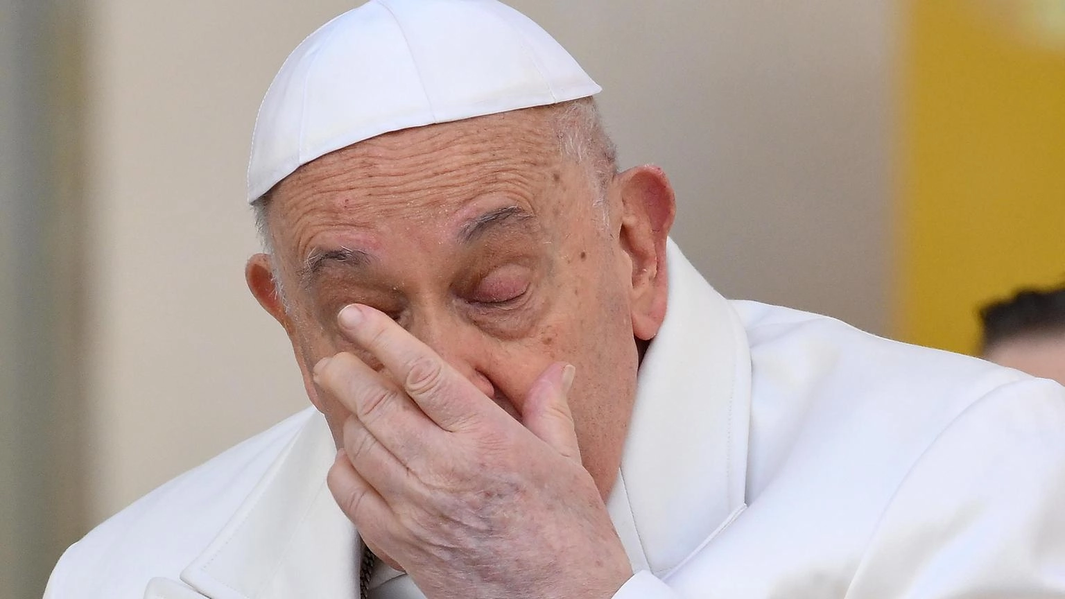 Il Papa "sono raffreddato, non leggo catechesi"