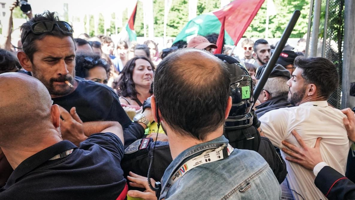 Tensione a Torino alla manifestazione pro Palestina al Salone del Libro: attivisti respinti dalla polizia mentre cercavano di entrare. Presenza di Zerocalcare e Eshkol Nevo.
