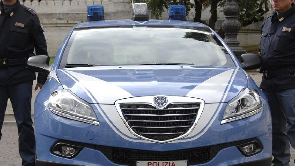 Tentata  aggressione a Caserta, una foto generica con una volante della Polizia