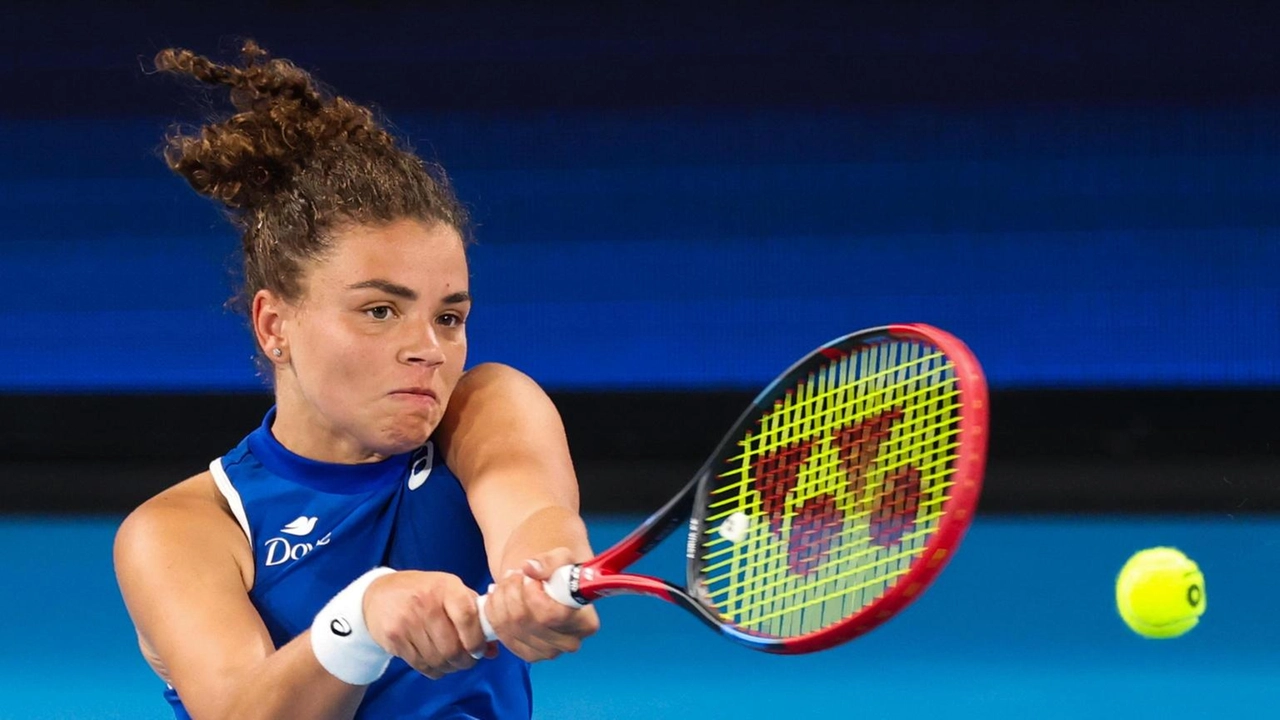 Jasmine Paolini domina Chloe Paquet e porta l'Italia ai quarti di finale della United Cup, eliminando la Francia.