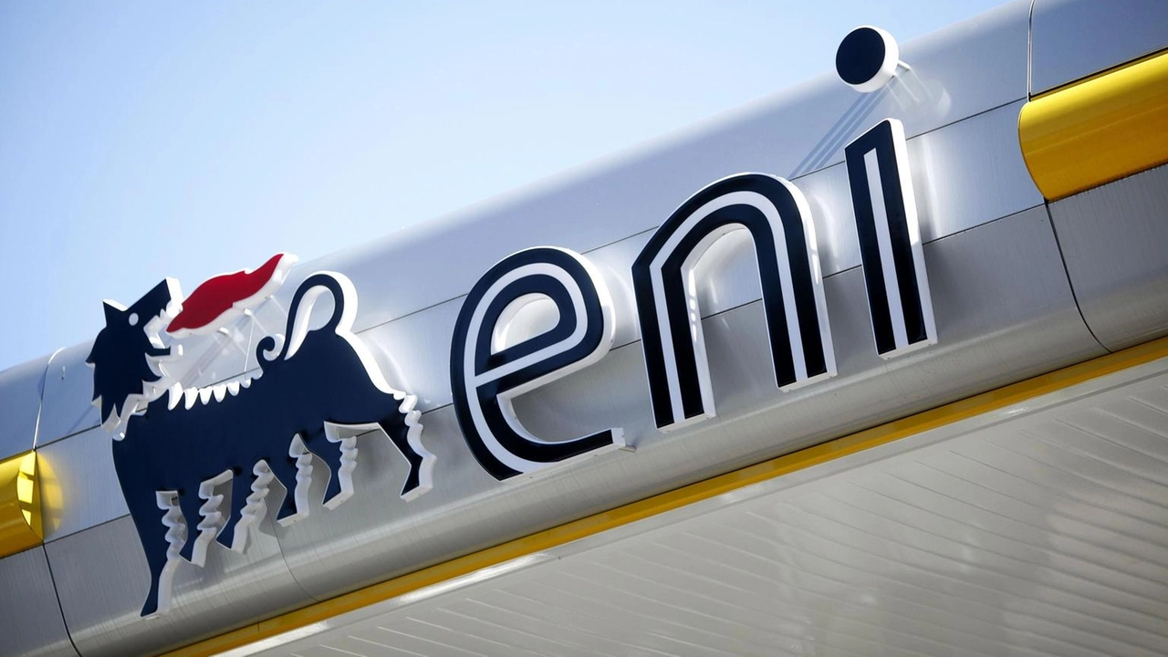 Eni chiude il 2024 con un utile netto rettificato di 5,2 miliardi, in calo del 37% rispetto all'anno precedente.