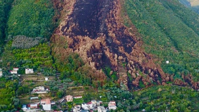 La porzione del monte Pendolo colpita da frane e smottamenti (foto Facebook, Nello D'Auria)