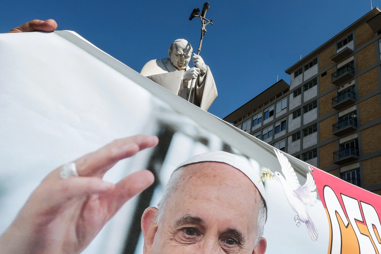 Uno striscione dedicato a Papa Francesco