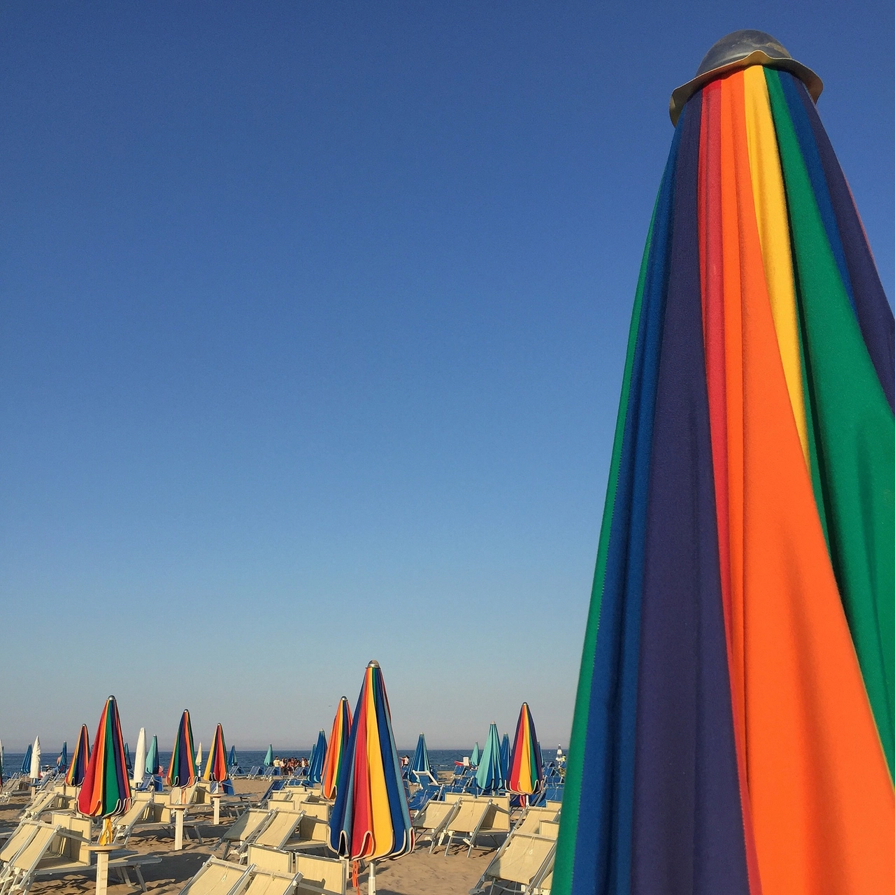 La spiaggia della riviera romagnola, ricca di ombrelloni