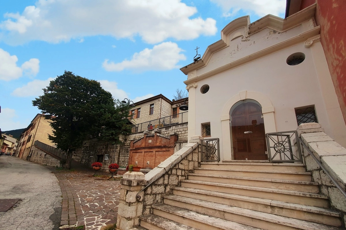 Il borgo di Serravalle di Chienti con la Chiesa di Santa Felicita