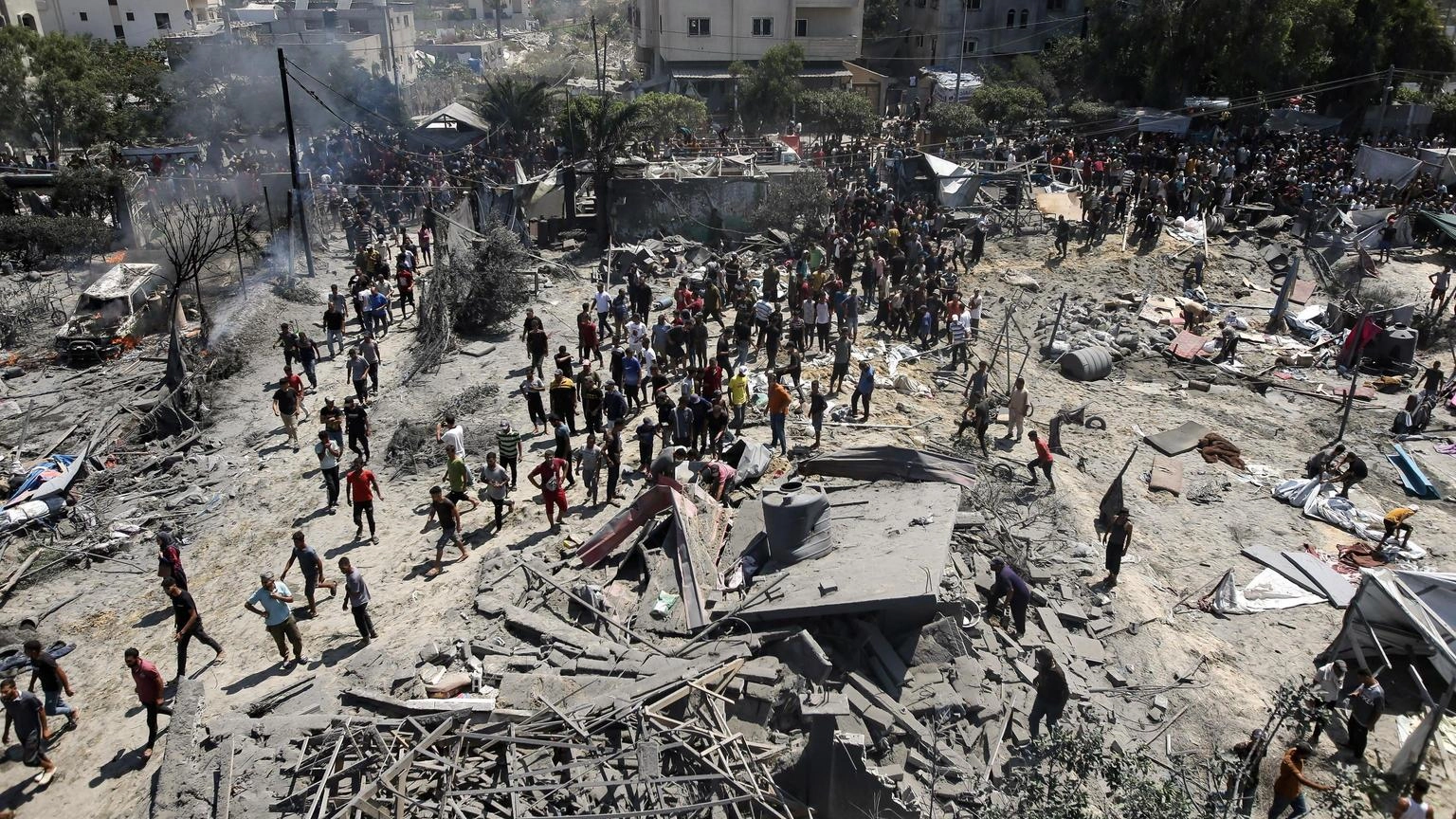 Hamas, raid israeliano a Gaza City, 17 morti
