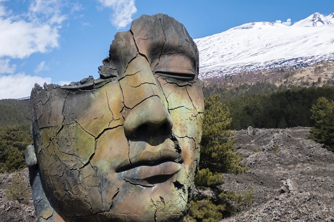 Teseo Screpolato, opera dello scultore polacco Igor Mitoraj, ai piedi dell'Etna, Sicilia