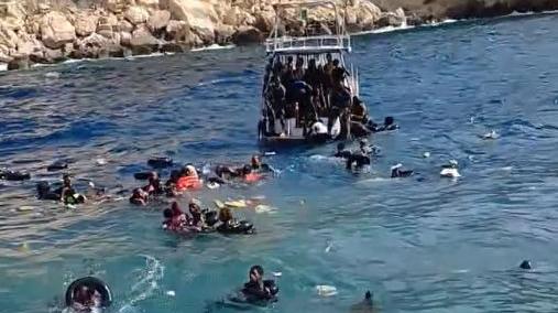 Turisti a Lampedusa salvano decine di migranti, due annegano. Il video straziante