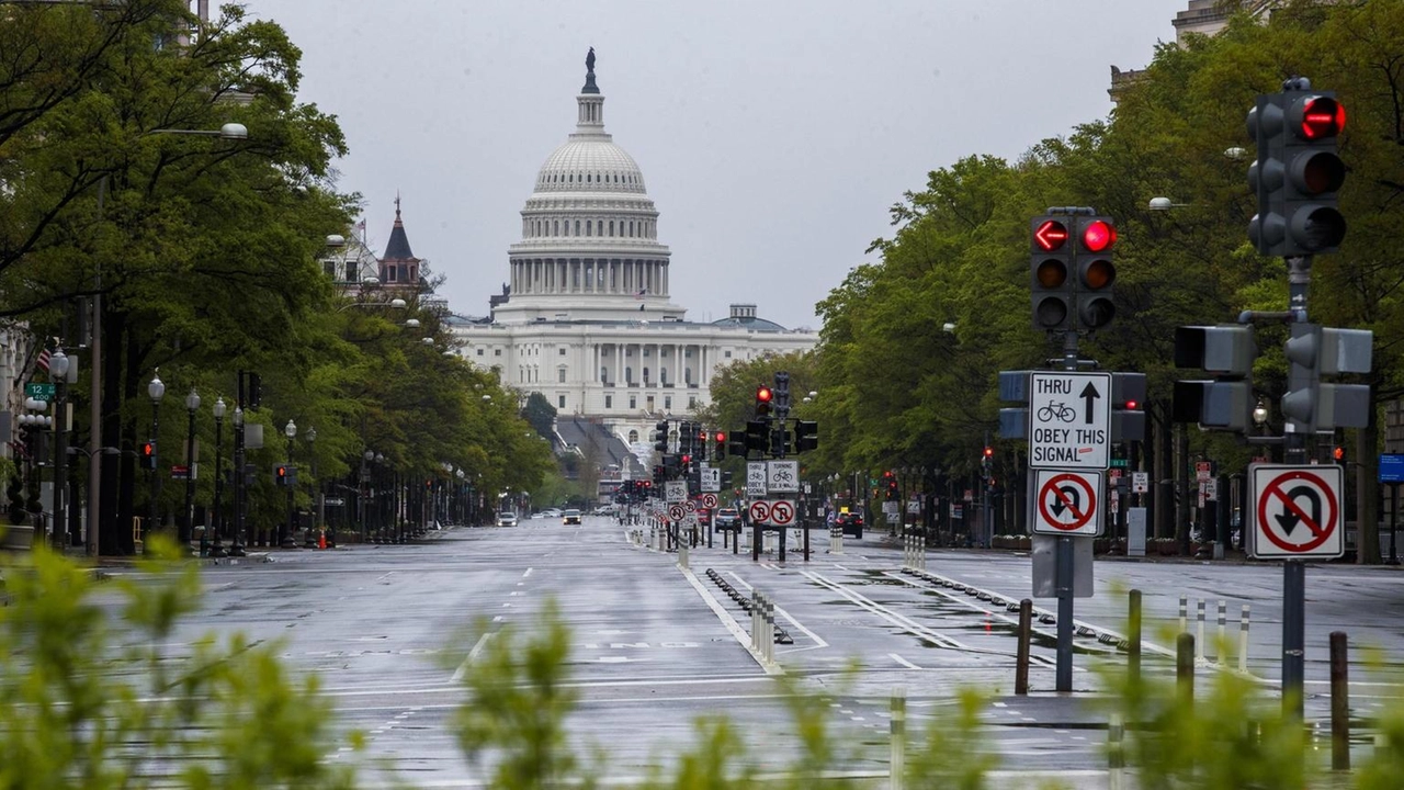 Le agenzie Usa avvertono di potenziali minacce durante l'insediamento di Trump, rafforzata la sicurezza con 25.000 uomini.