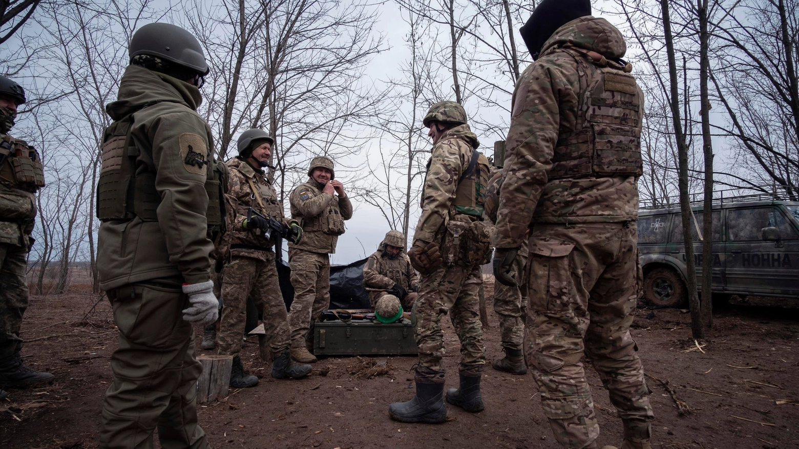 Soldati ucraini al fronte orientale formano le nuove reclute (Ansa)