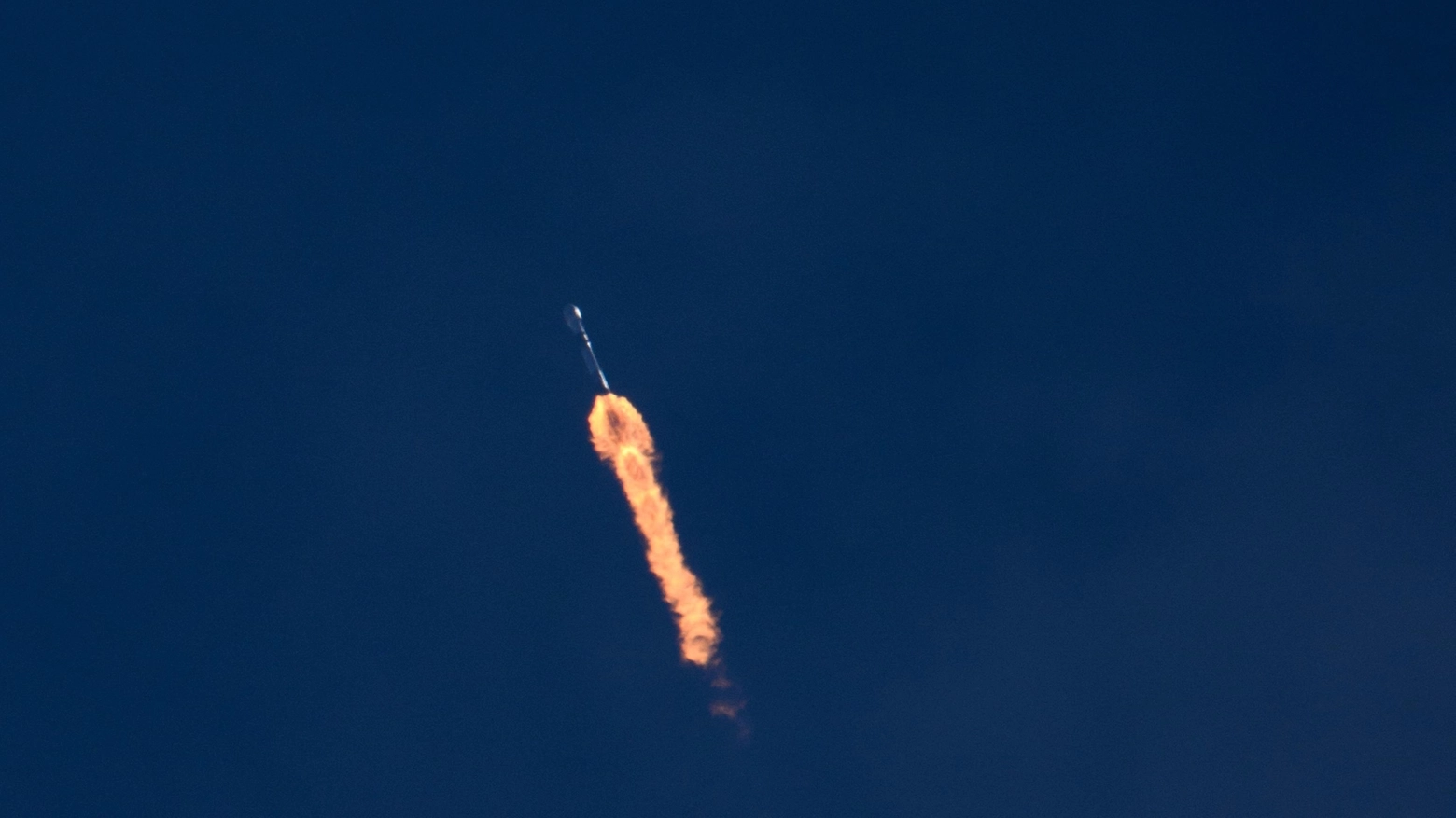 Il razzo Falcon 9 in volo poco dopo il lancio