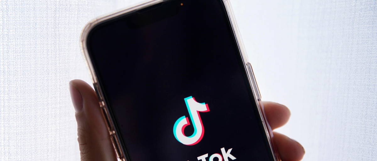 TikTok e lo scandalo dei minorenni che vendono contenuti sessuali. “Così il social ci guadagna”