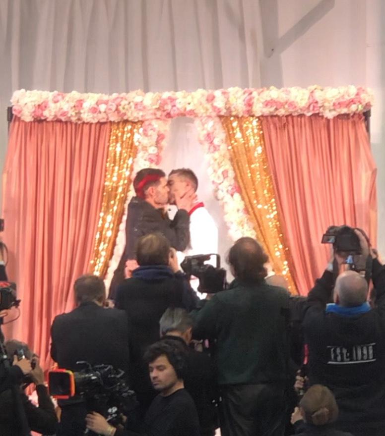 Il bacio tra i due stilisti,  Jordan Bowen e Luca Marchetto, suggella il matrimonio in passerella