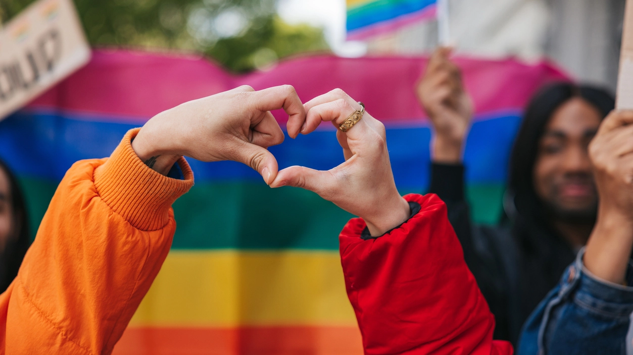 Migliaia di persone in giro per il mondo ancora oggi soffrono a causa di pregiudizi e discriminazioni: da qui la necessità di fare informazione su temi delicati con il supporto delle organizzazioni internazionali