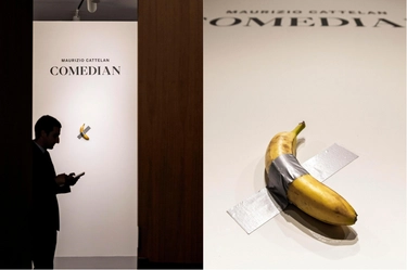 Ecco chi si è aggiudicato all’asta e si mangerà la banana di Cattelan per 6,2 milioni di dollari