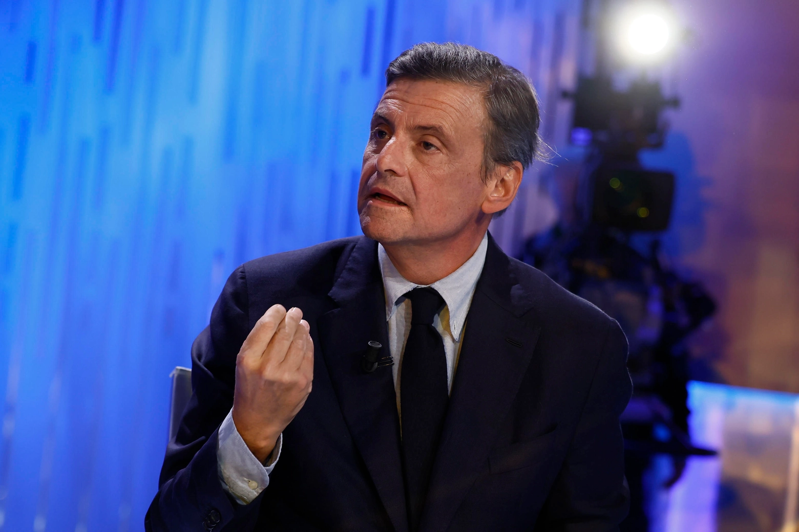 Il segretario di Azione Carlo Calenda negli studi televisivi LA 7