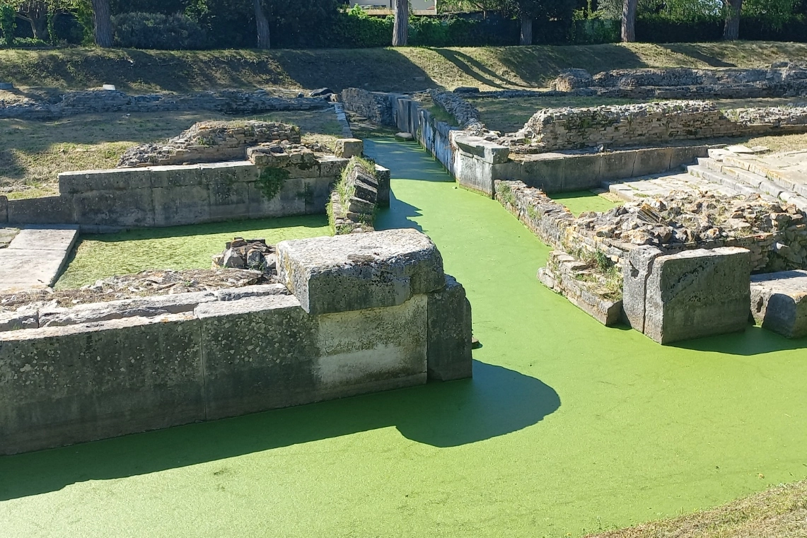 I resti del porto fluviale di Aquileia: davanti la banchina di approdo, quindi i canali interni con le rampe digradanti. Alle spalle magazzini e uffici