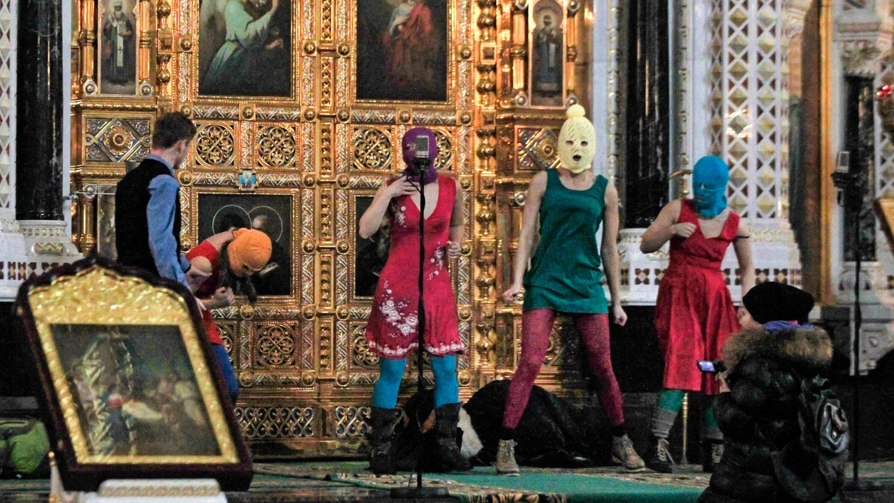 Il gruppo punk Pussy Riot durante la "preghiera punk" contro Putin messa in scena nel 2012 (immagine d'archivio)