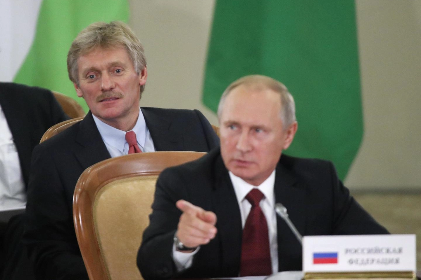 Il portavoce del Cremlino, Dmitry Peskov, dietro Putin