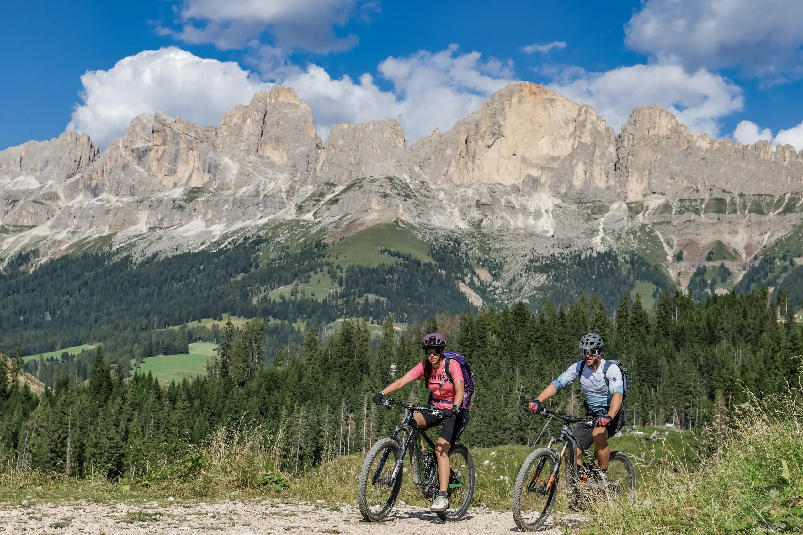 Il 3 giugno è la Giornata mondiale della bicicletta: gli itinerari più belli su e giù per l’Italia