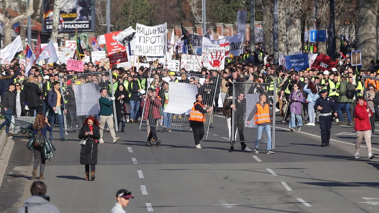 A Novi Sad, la mobilitazione studentesca prosegue con richieste chiare al governo serbo nonostante le dimissioni del premier.