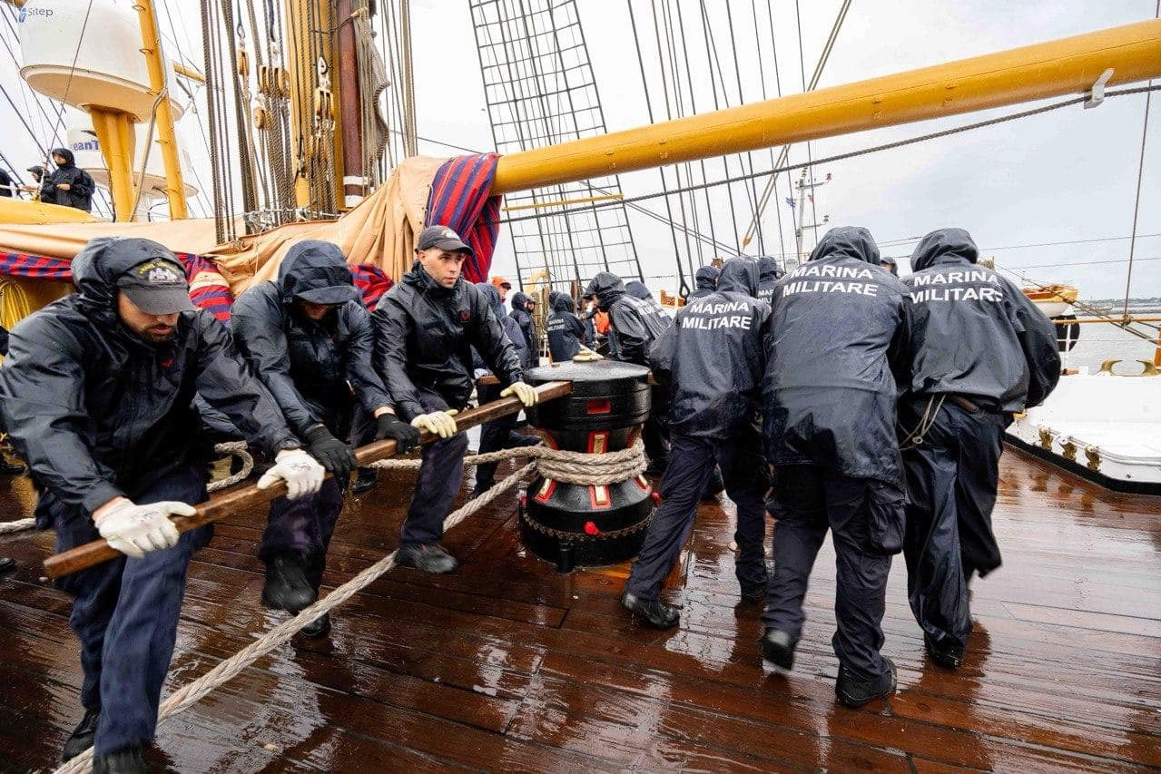 Nave Amerigo Vespucci, Giro del Mondo 2024, l'equipaggio