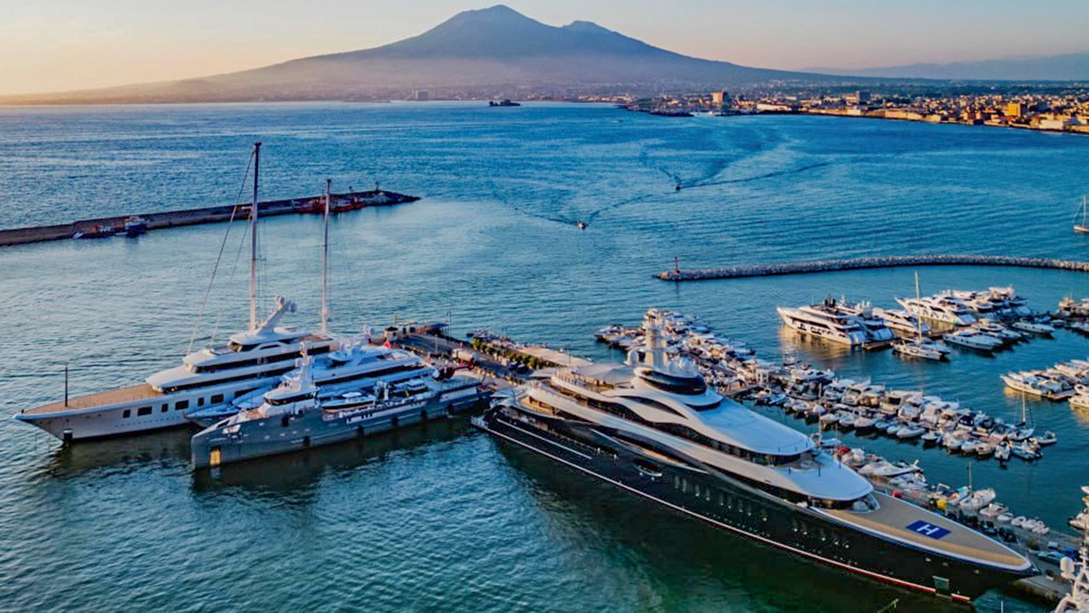 Il mega yacht di Zuckerberg a Castellammare di Stabia