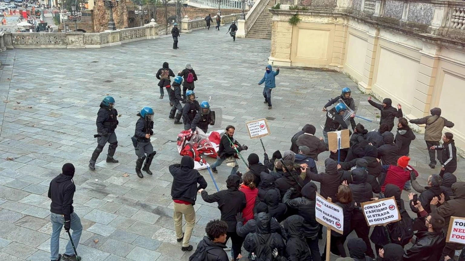 Tensione sulla scalinata del Pincio: gli scontri tra i collettivi e la polizia (Ansa)