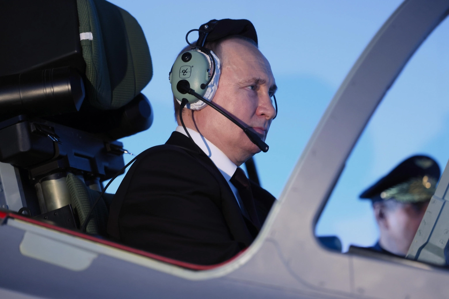 Vladimir Putin in visita alla scuola militare per piloti di Krasnodar
