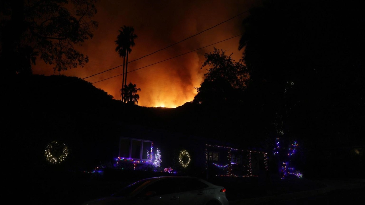 Le fiamme minacciano nuovi quartieri, ordine di evacuazione per Encino, Brentwood e Bel Air. Nube rossa visibile dalla San Fernando Valley.