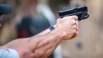 Tenta di sparare per vendetta: la pistola si inceppa e massacra la vittima di botte