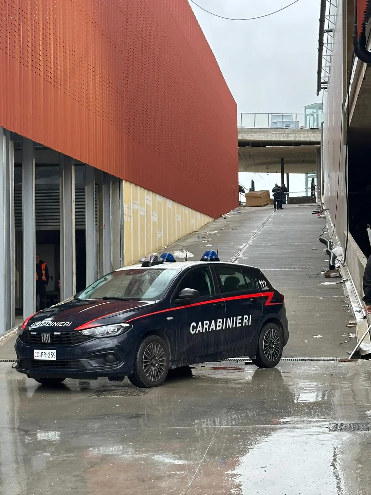 Incidente al Maximall di Torre Annunziata: cede tettoia, operaio ferito