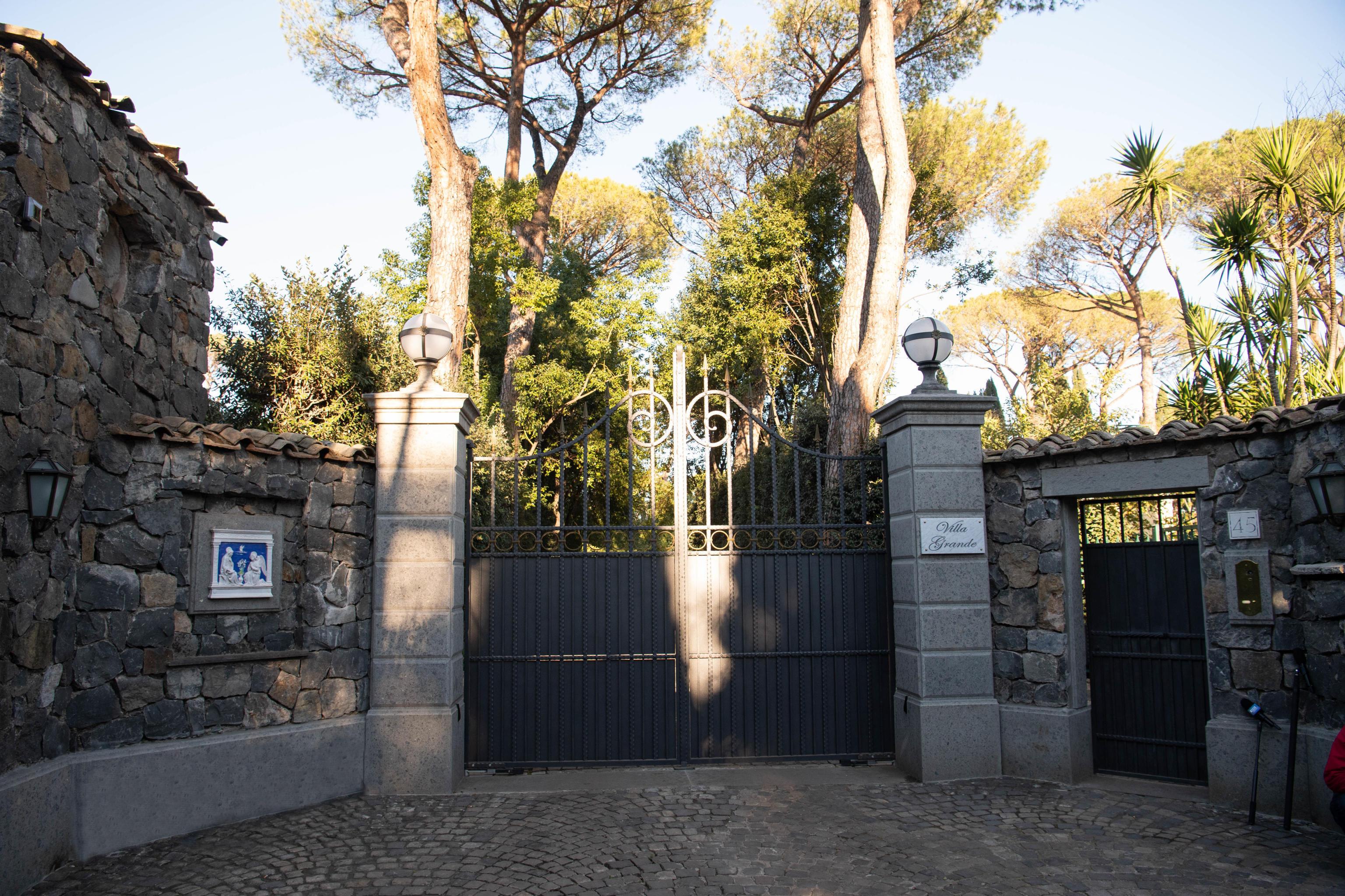 Persone incappucciate nella villa di Berlusconi: arriva la polizia